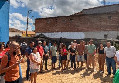 Prefeitura impulsiona agricultura familiar com entrega de mais 5 mil mudas de cacau em Muniz Ferreira